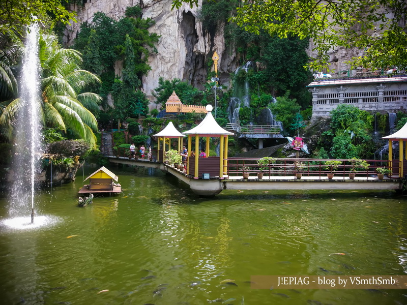 пруд в пещерах Бату, вход в галерею Cave Villa, Галерея Cave Villa, Пещеры Бату в Малайзии,достопримечательности Куала-Лумпур, достопримечательности Малайзии, известняковые пещеры, Валерия Моденко, Valeriia Modenko, vsmthsmb, jepiag, J!EPIAG, блог про путешествия, фото, лучший блог про путешествия, 