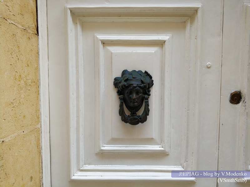 Дверная ручка в виде лица, Фотографии дверных ручек, дверной молоток на Мальте, колотушки на Мальте, отдых на Мальте, улицы Мальты, блог о путешествиях, jepiag, J!EPIAG