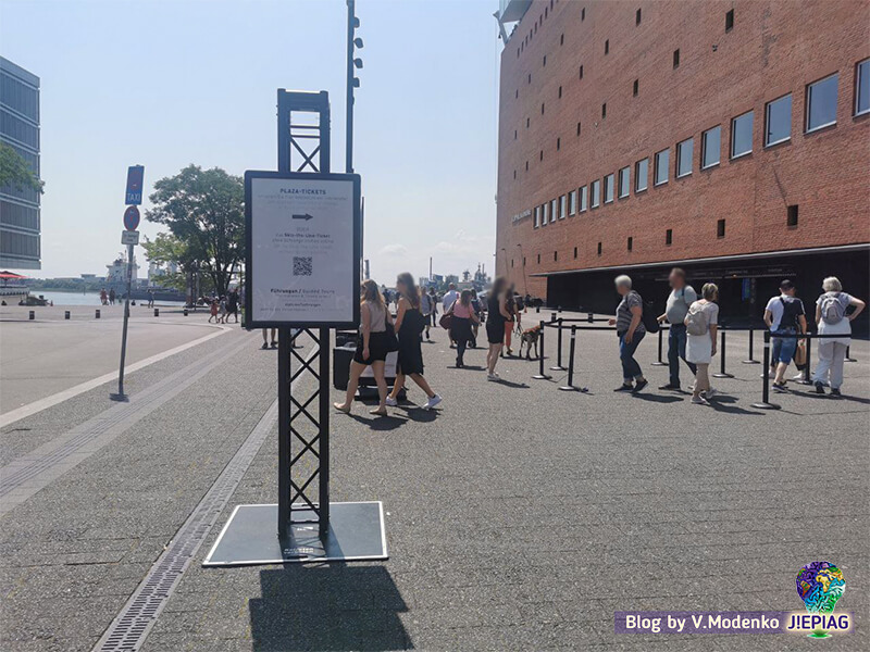 У входа к кассе Elbphilharmonie Hamburg филармония гамбург, опера в гамбурге, украинцы в германии, эльбская филармония как попасть (17)